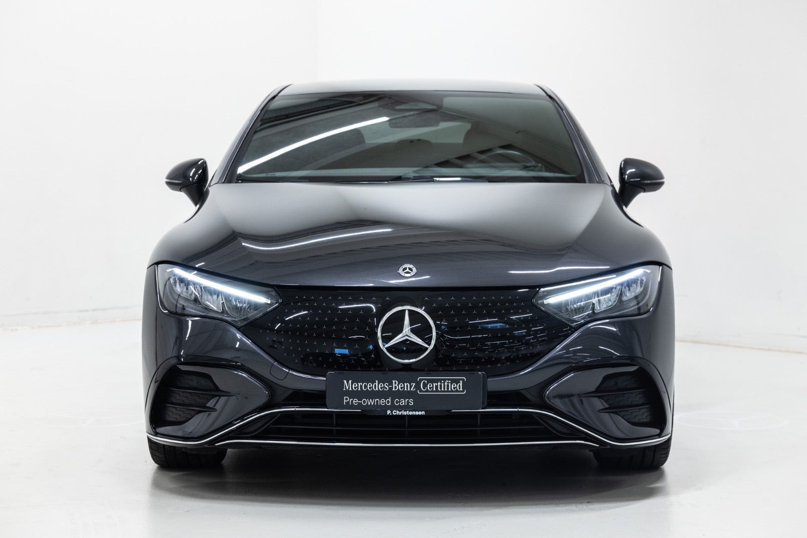 Grå Mercedes EQE350 fra 2024