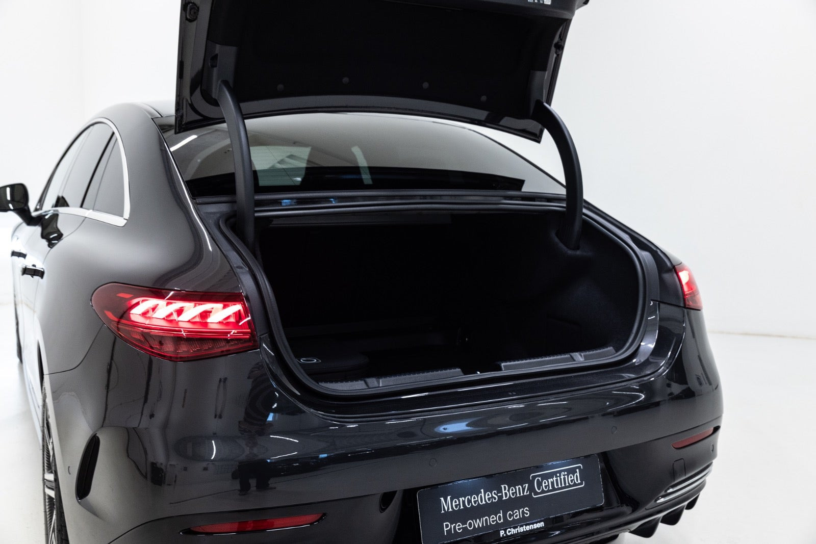 Grå Mercedes EQE350 fra 2024