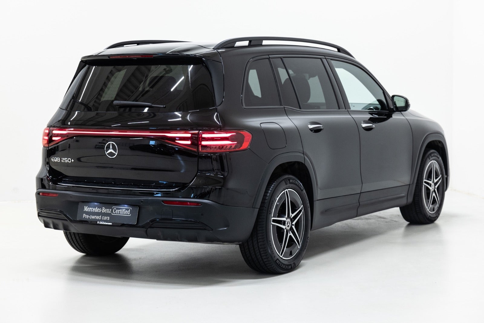 Sort Mercedes EQB250+ fra 2025