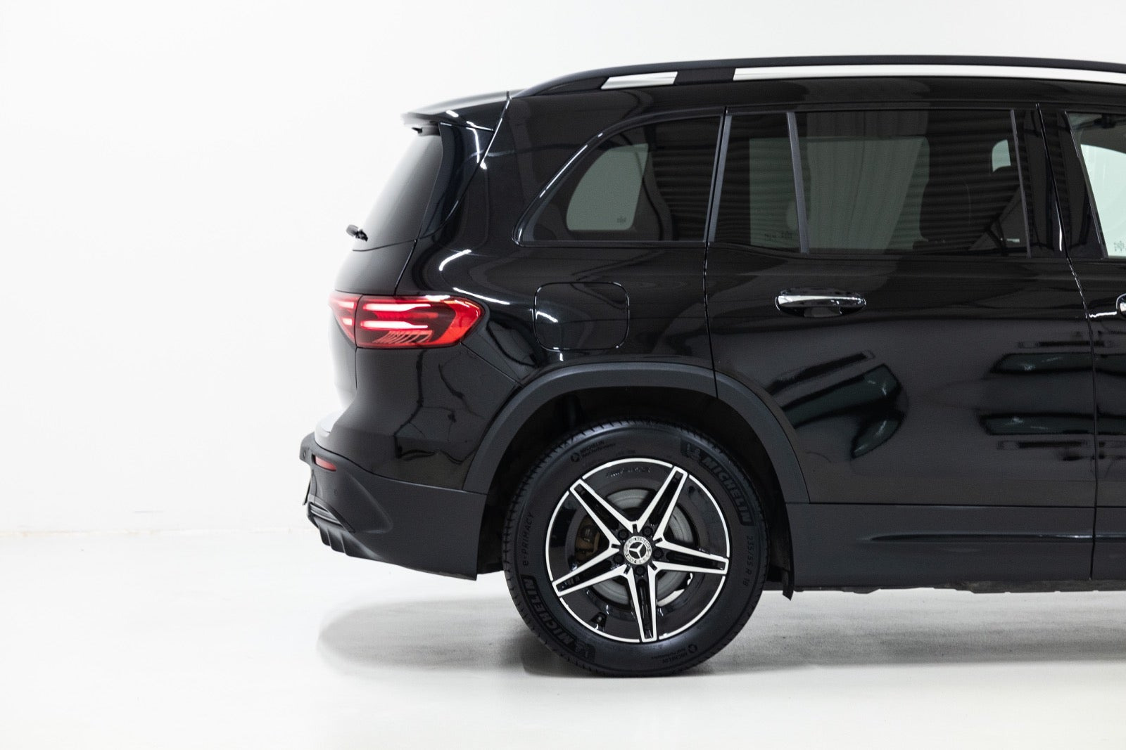 Sort Mercedes EQB250+ fra 2025