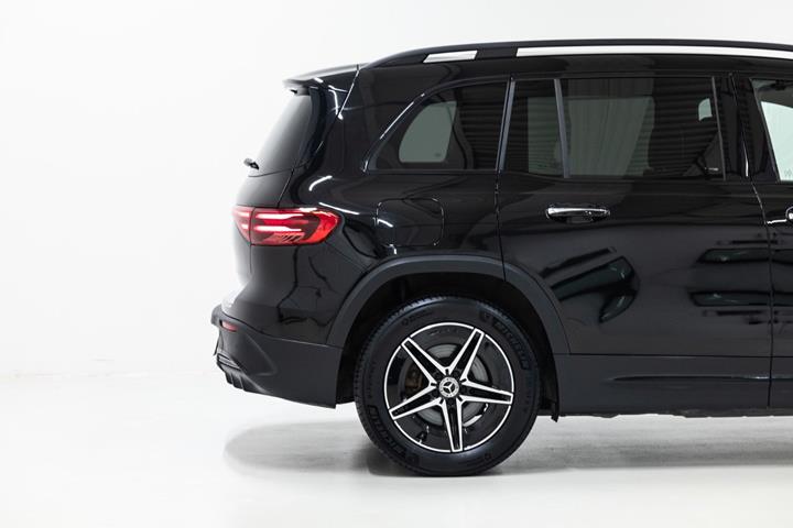 Sort Mercedes EQB250+ fra 2025