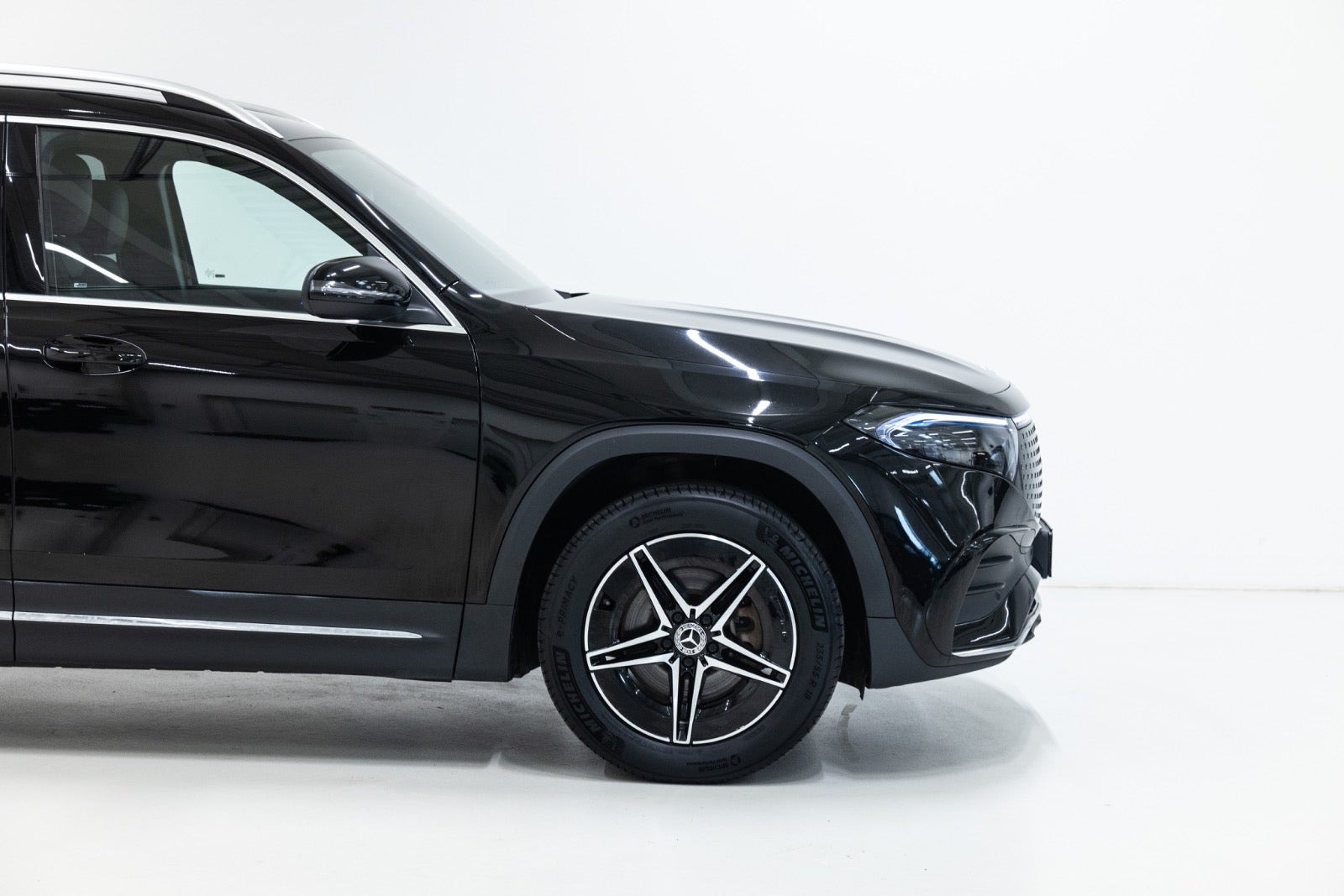 Sort Mercedes EQB350 fra 2025