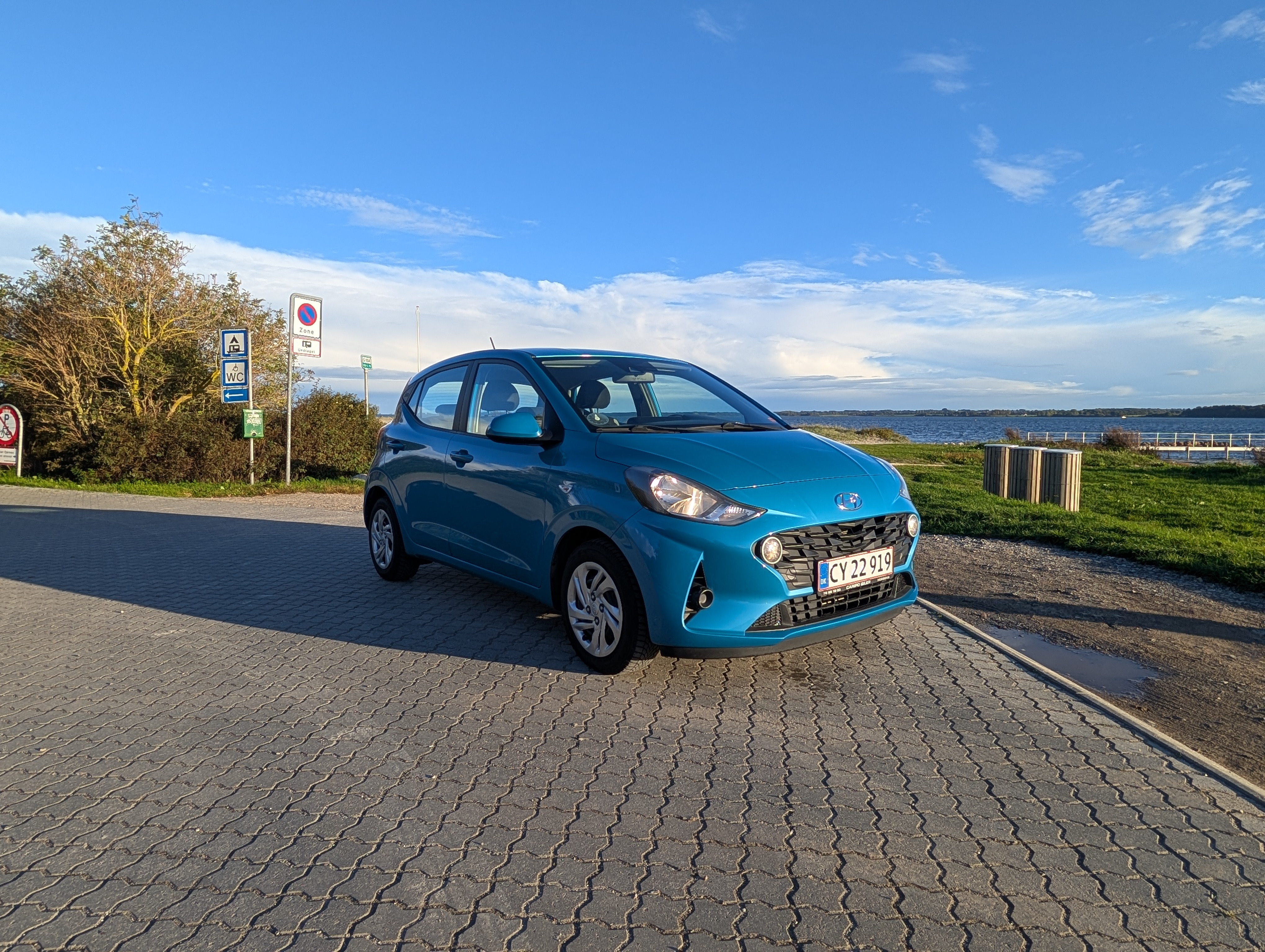 Blå Hyundai i10 fra 2021