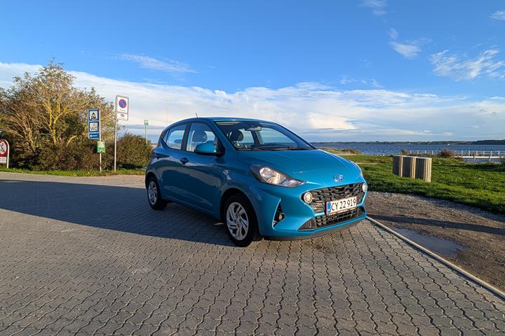 Blå Hyundai i10 fra 2021