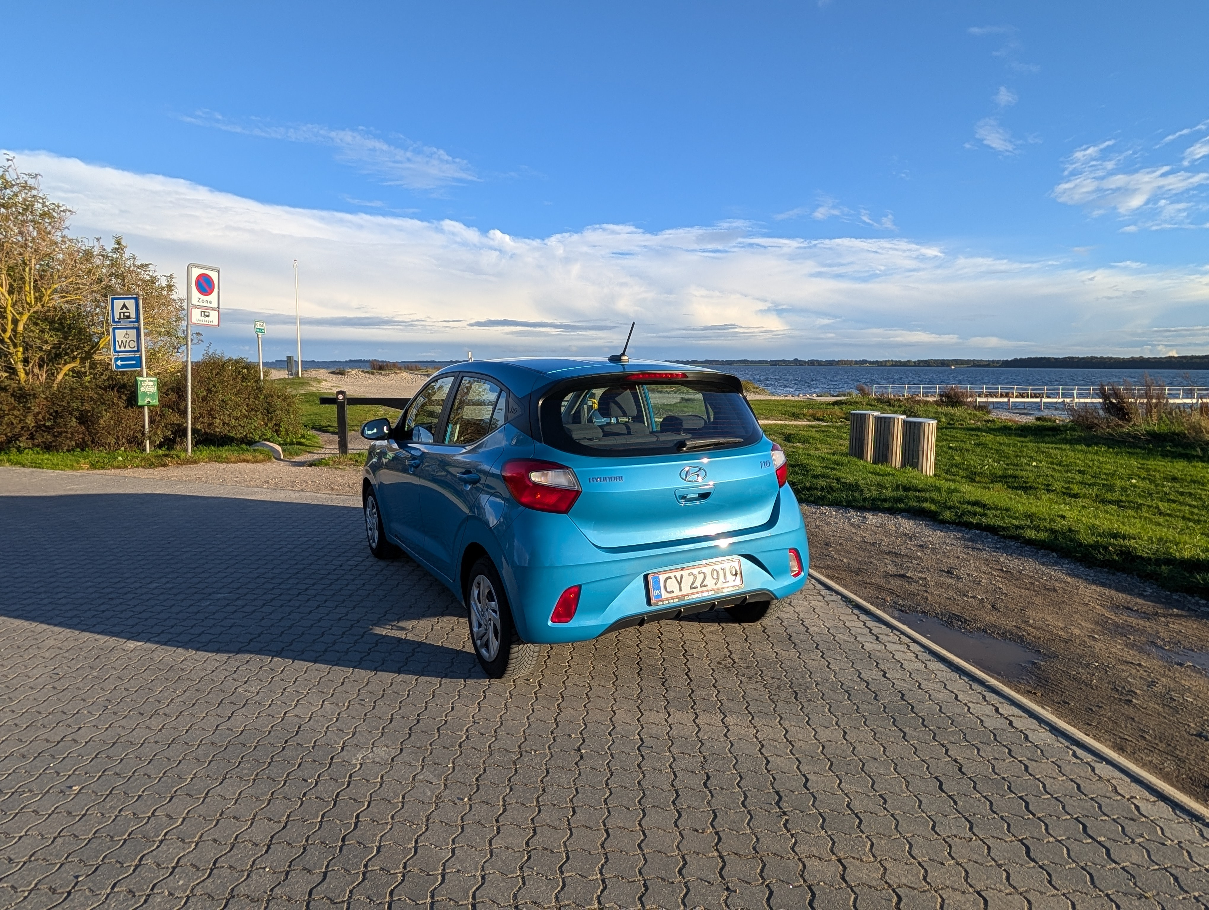 Blå Hyundai i10 fra 2021