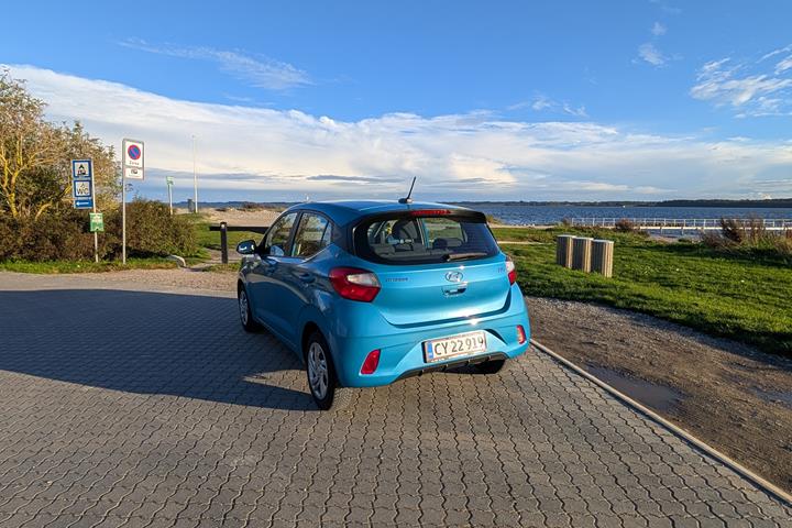 Blå Hyundai i10 fra 2021