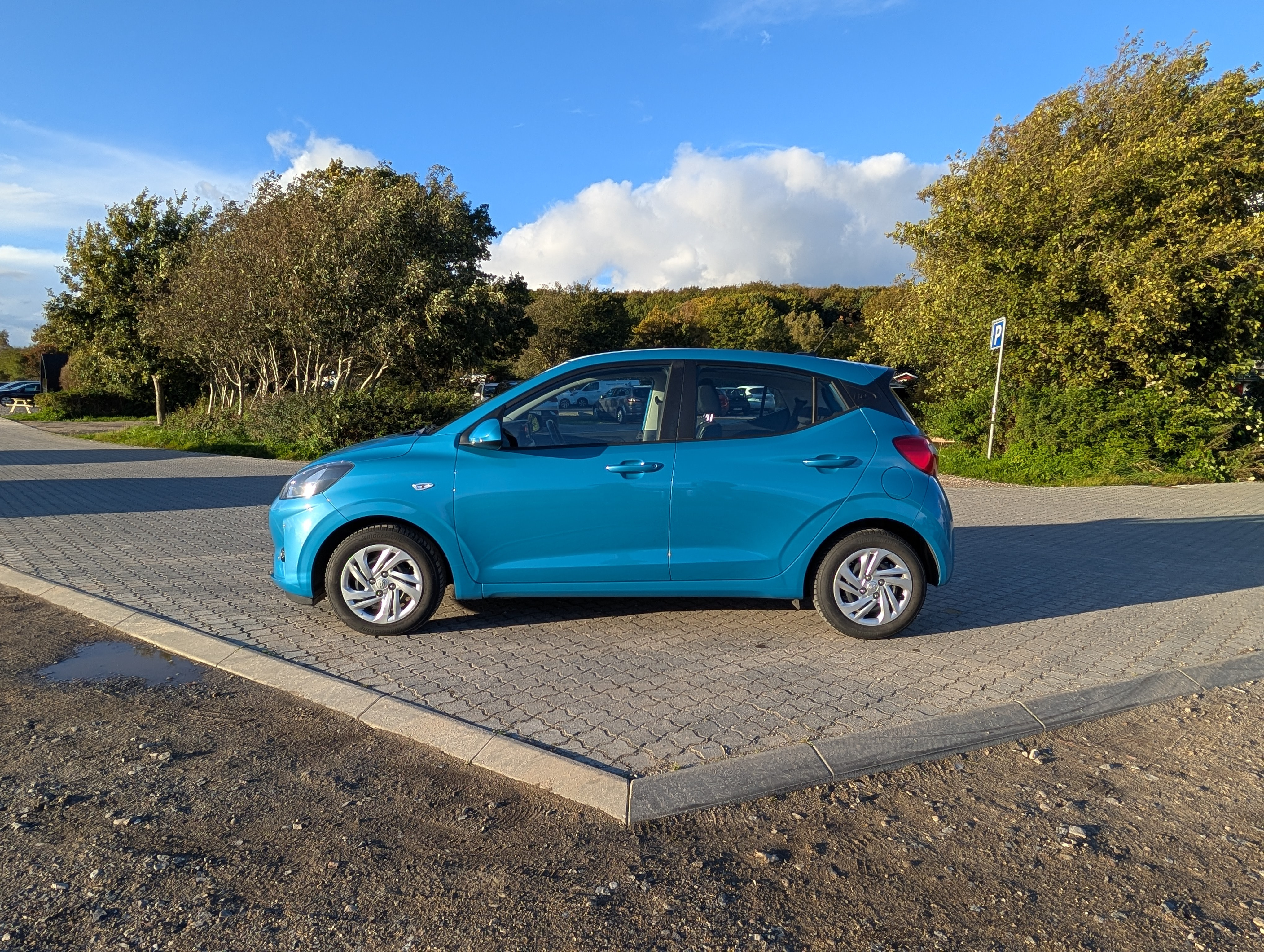 Blå Hyundai i10 fra 2021