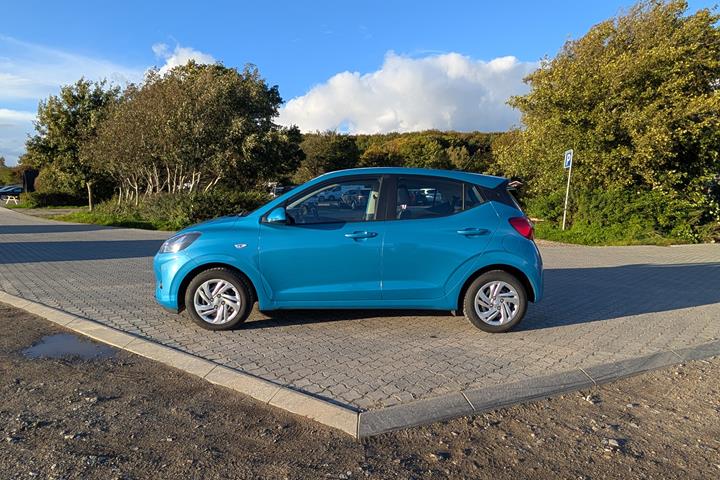 Blå Hyundai i10 fra 2021