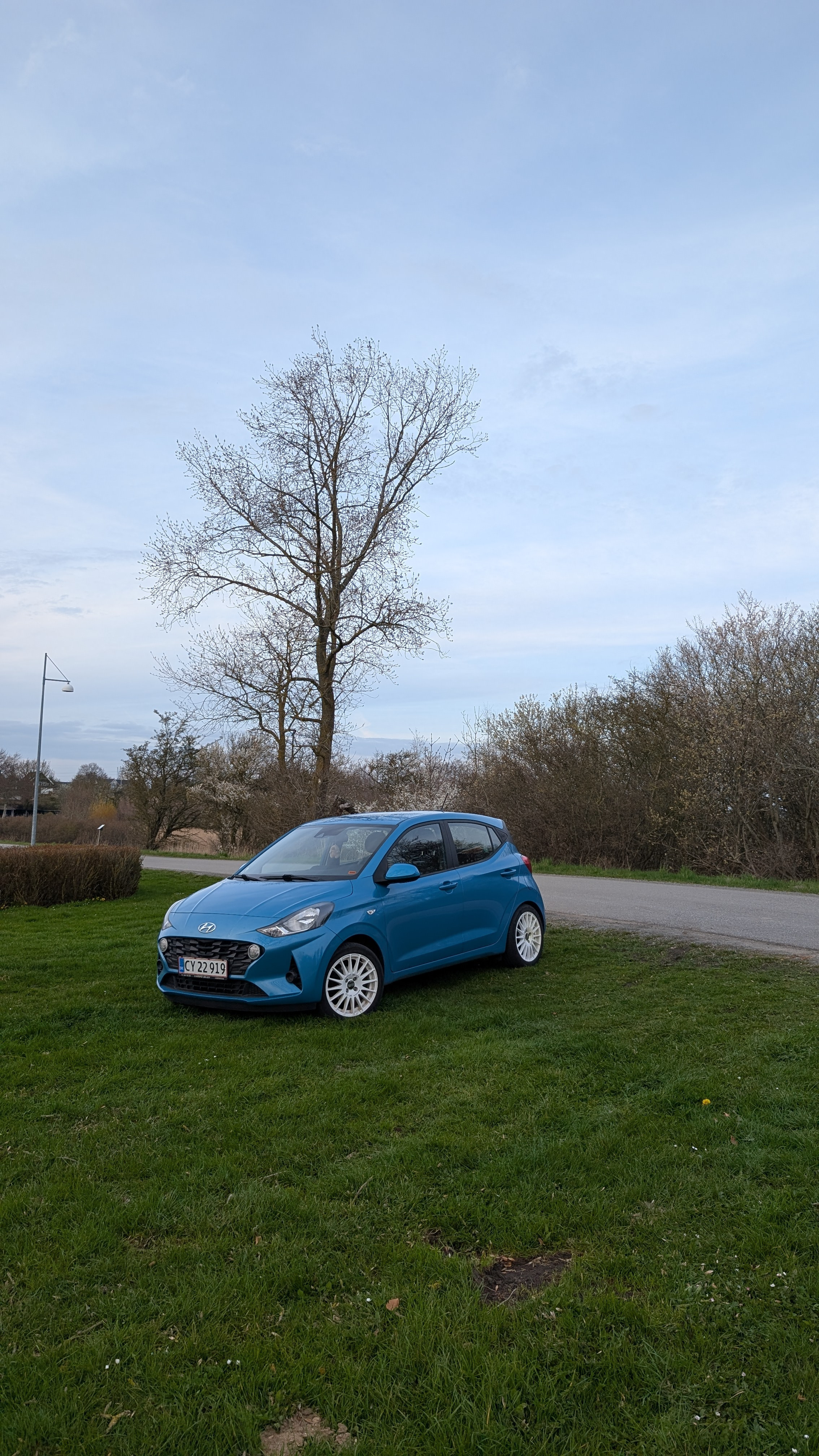 Blå Hyundai i10 fra 2021