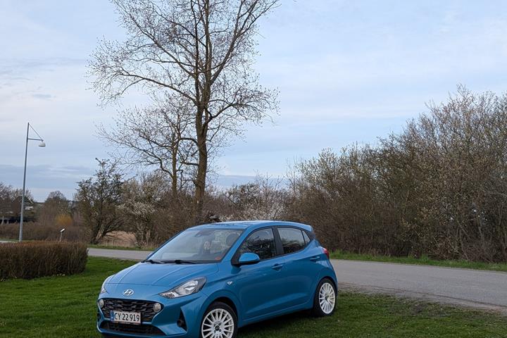 Blå Hyundai i10 fra 2021