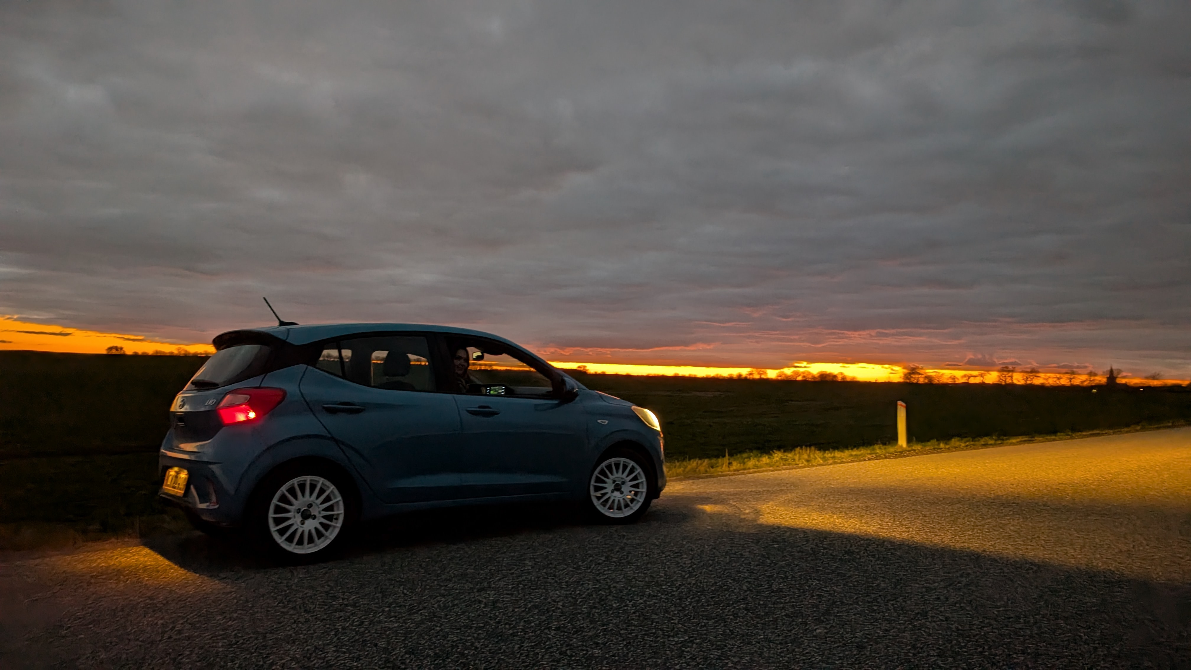 Blå Hyundai i10 fra 2021
