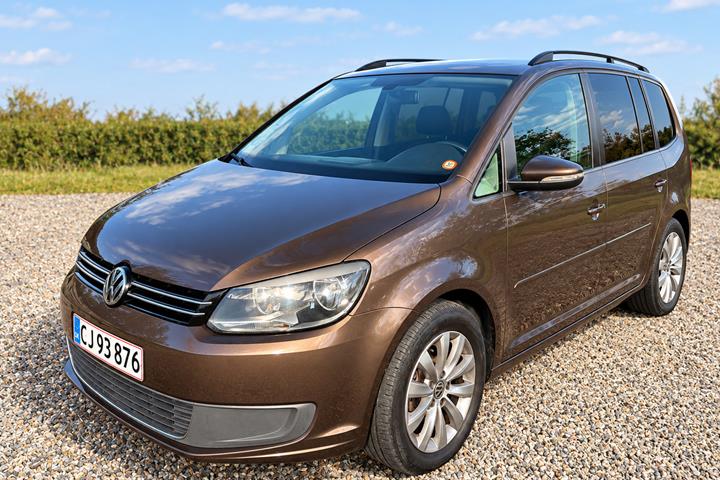 Brun VW Touran fra 2011 set udefra