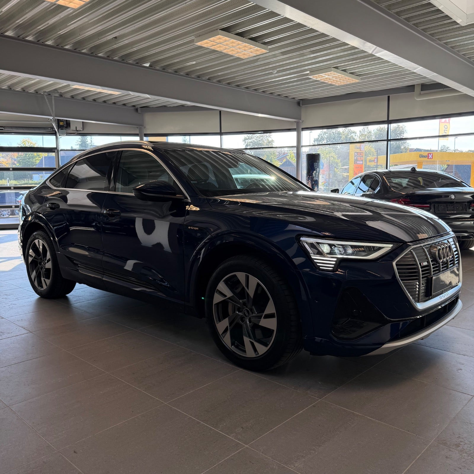 Blå Audi e-tron fra 2022