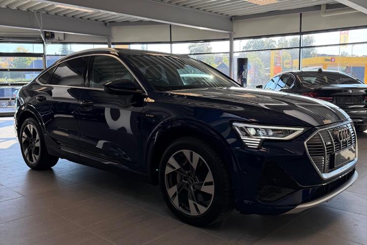 Blå Audi e-tron fra 2022