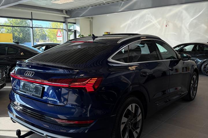 Blå Audi e-tron fra 2022