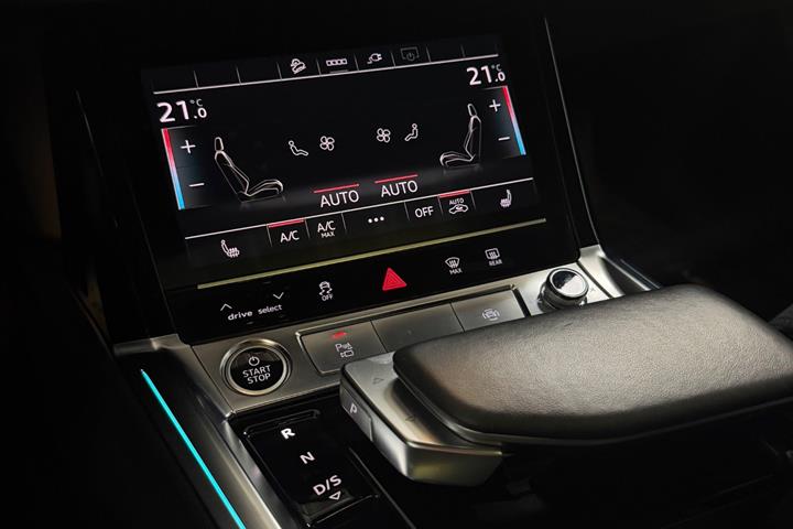 Blå Audi e-tron fra 2022