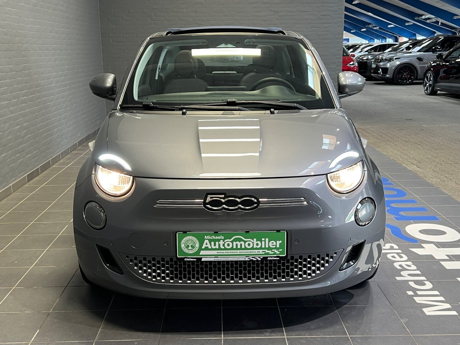 Grå Fiat 500e fra 2023