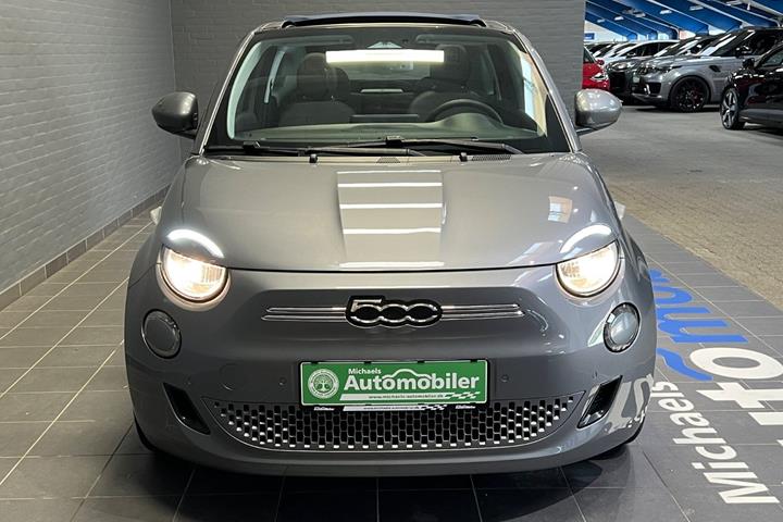 Grå Fiat 500e fra 2023