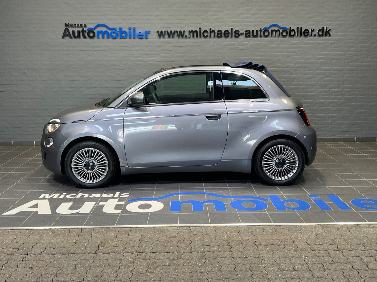 Grå Fiat 500e fra 2023