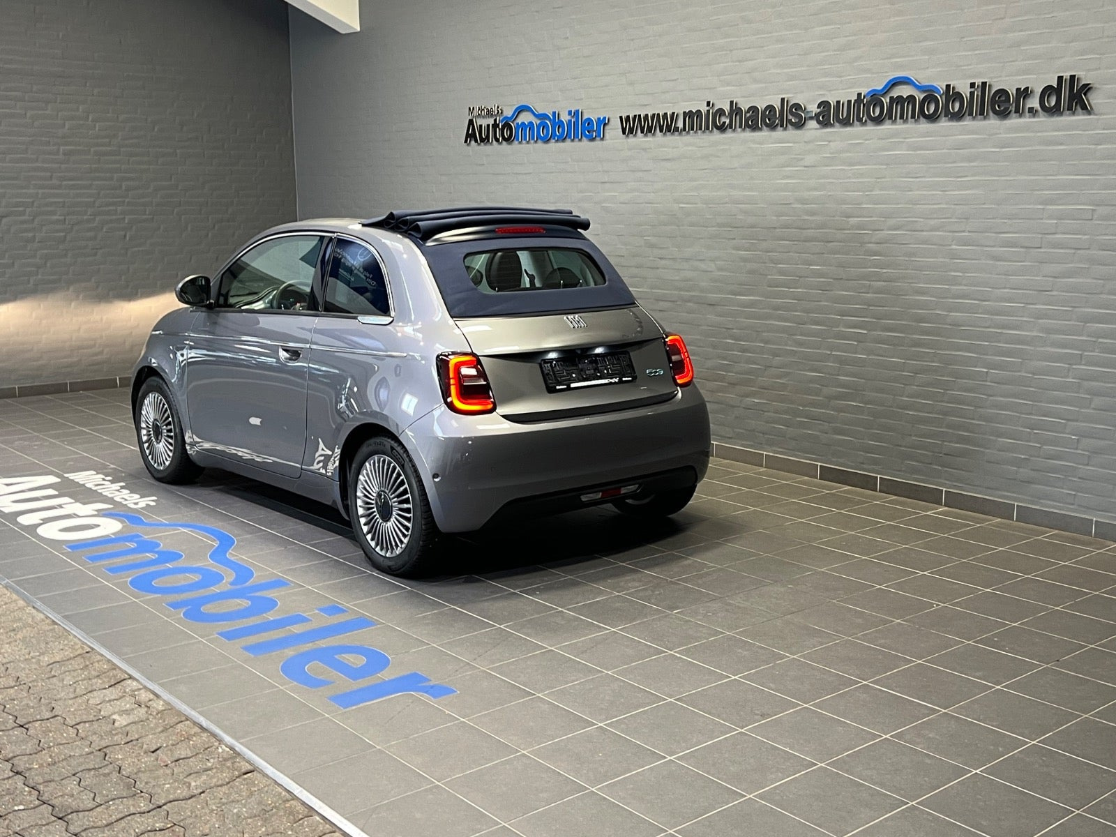 Grå Fiat 500e fra 2023