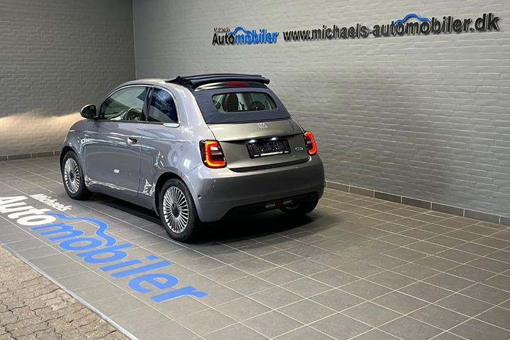 Grå Fiat 500e fra 2023