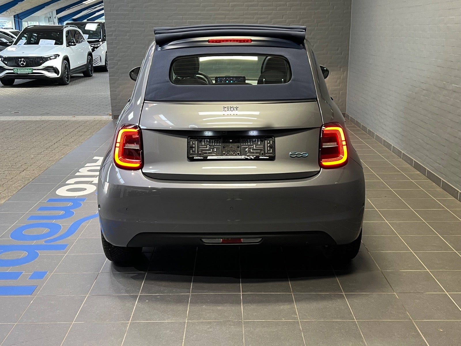 Grå Fiat 500e fra 2023