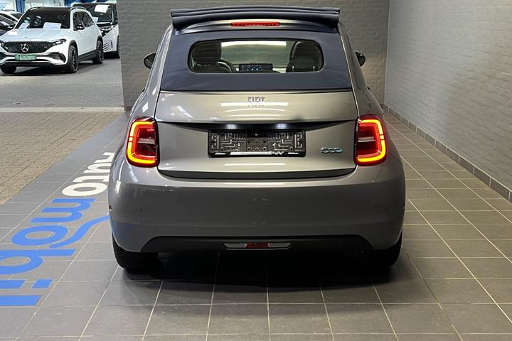 Grå Fiat 500e fra 2023