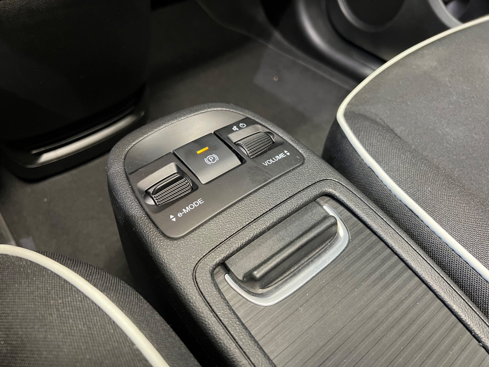 Grå Fiat 500e fra 2023
