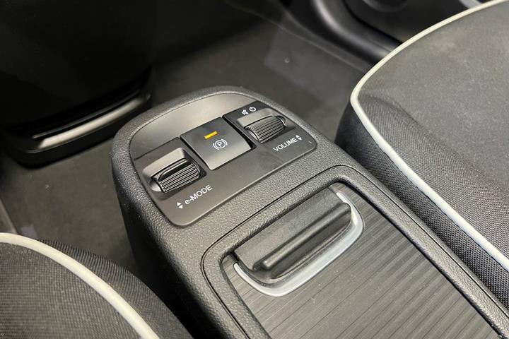 Grå Fiat 500e fra 2023