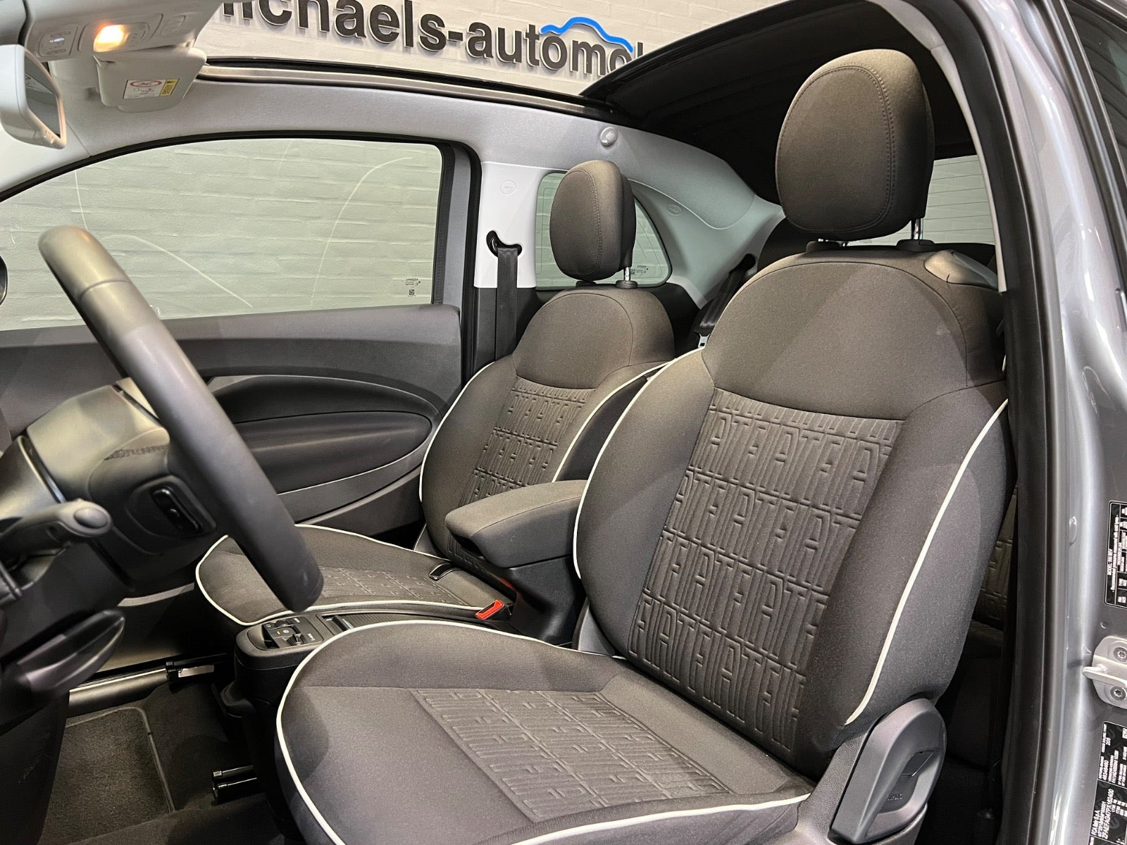 Grå Fiat 500e fra 2023
