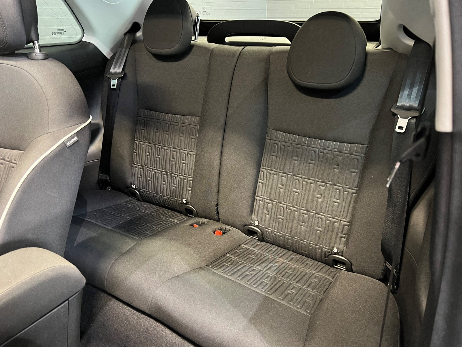 Grå Fiat 500e fra 2023