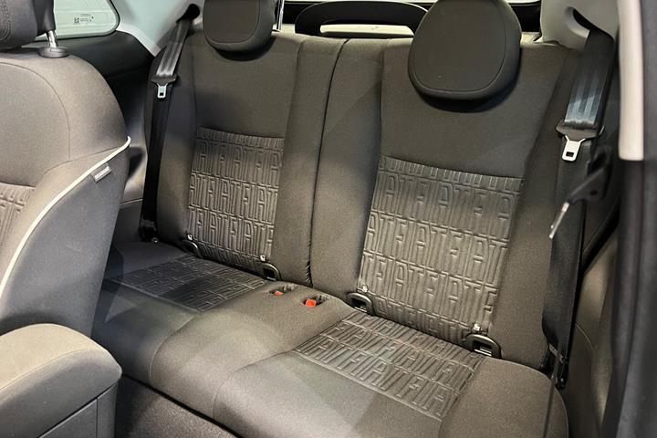 Grå Fiat 500e fra 2023
