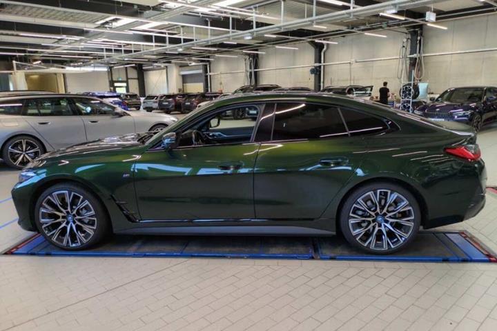 Grøn BMW i4 fra 2024