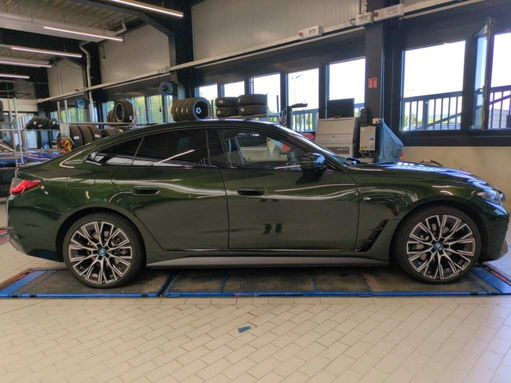 Grøn BMW i4 fra 2024