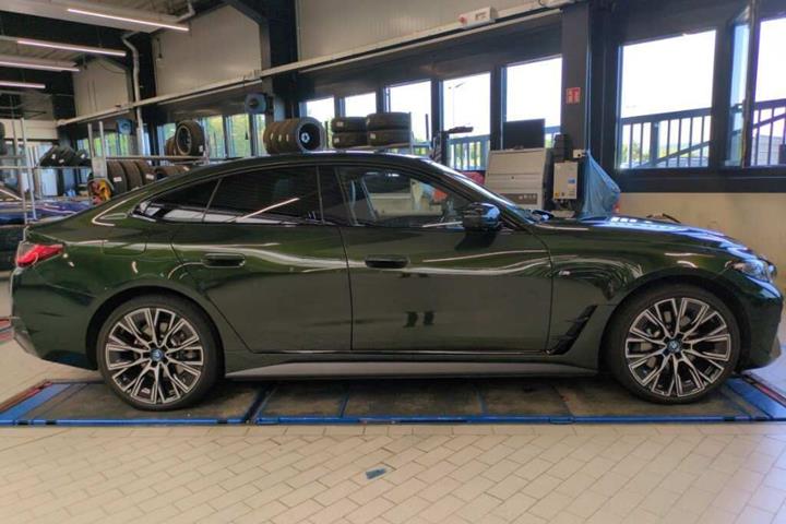 Grøn BMW i4 fra 2024