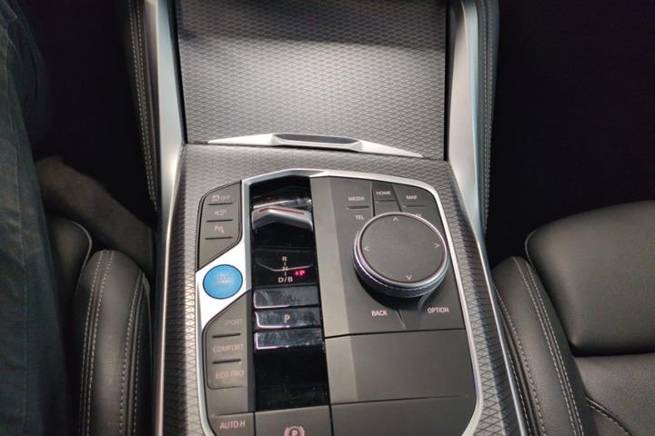 Grøn BMW i4 fra 2024