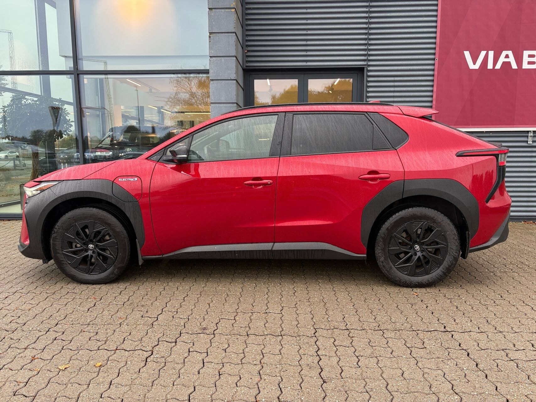 Rød Toyota BZ4X fra 2023