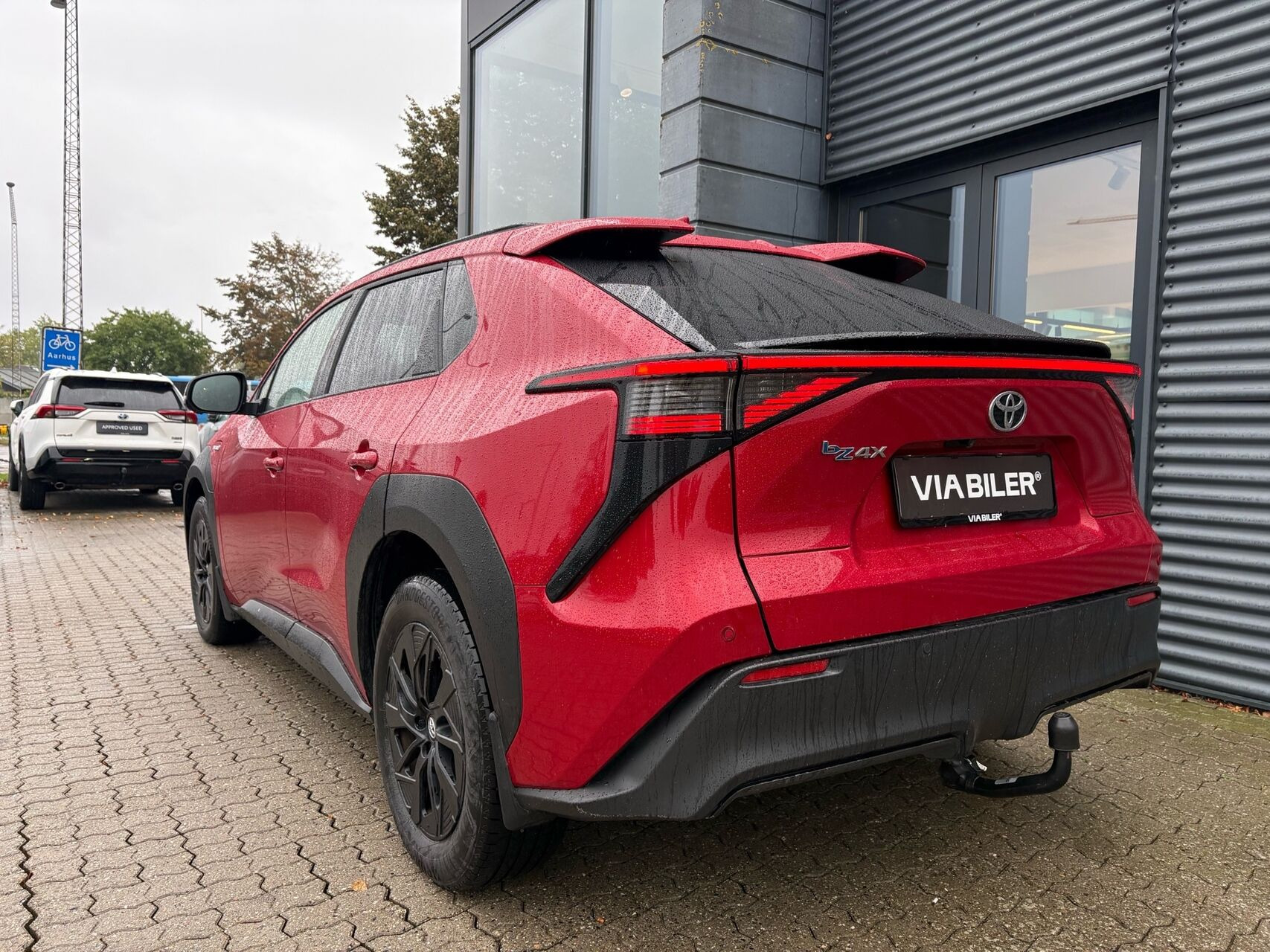 Rød Toyota BZ4X fra 2023