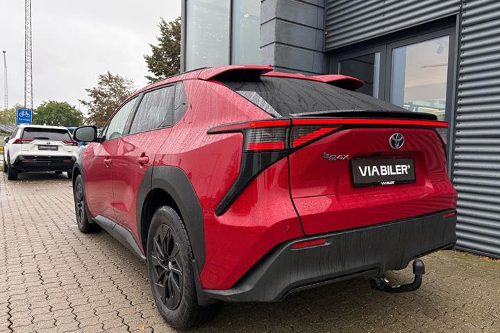 Rød Toyota BZ4X fra 2023