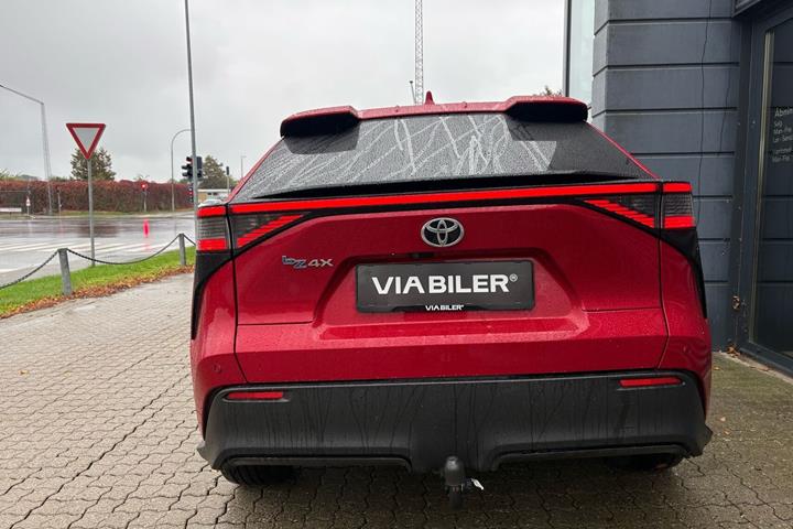 Rød Toyota BZ4X fra 2023