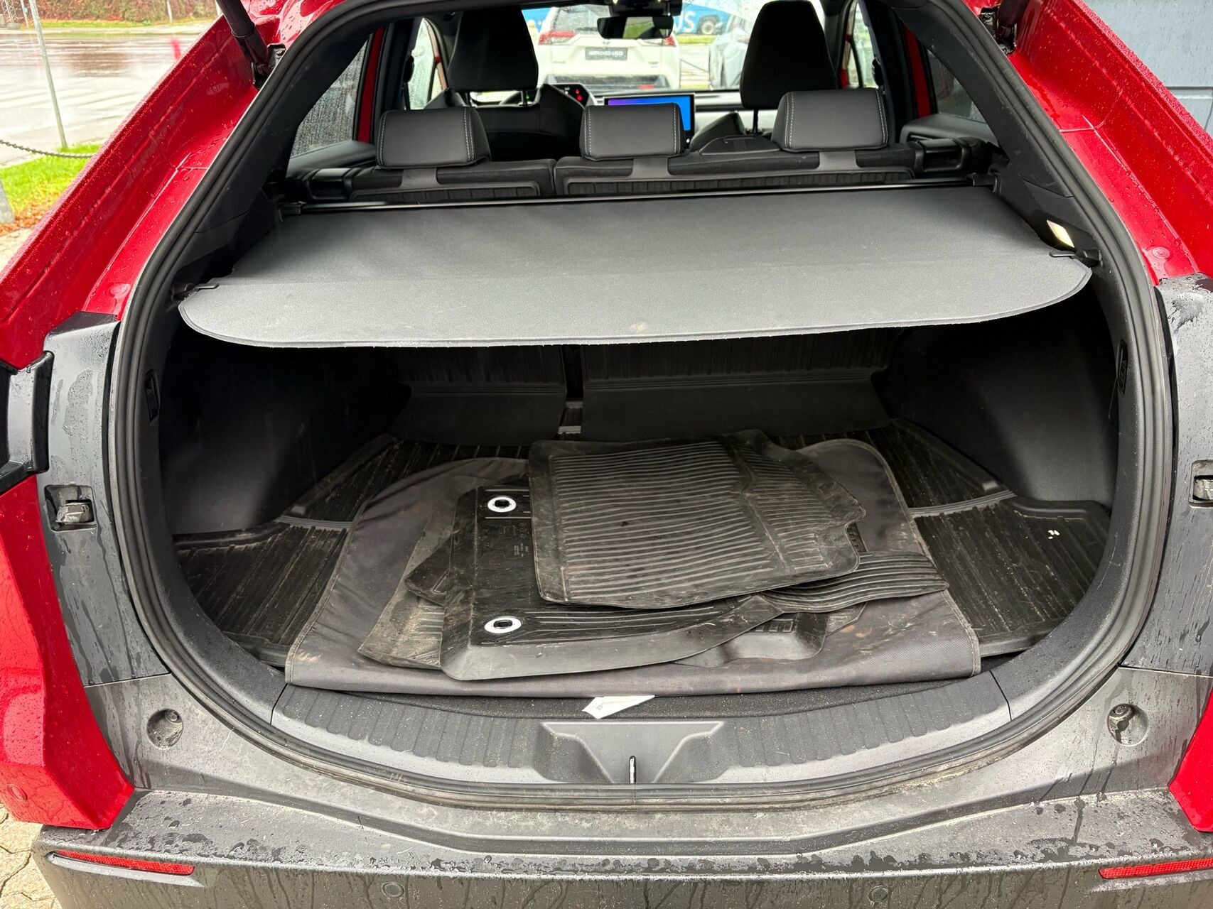 Rød Toyota BZ4X fra 2023