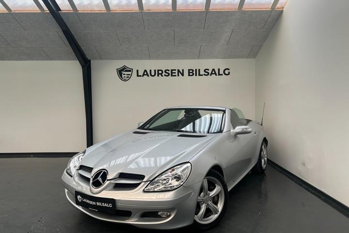 Sølv Mercedes SLK350 fra 2004 set udefra