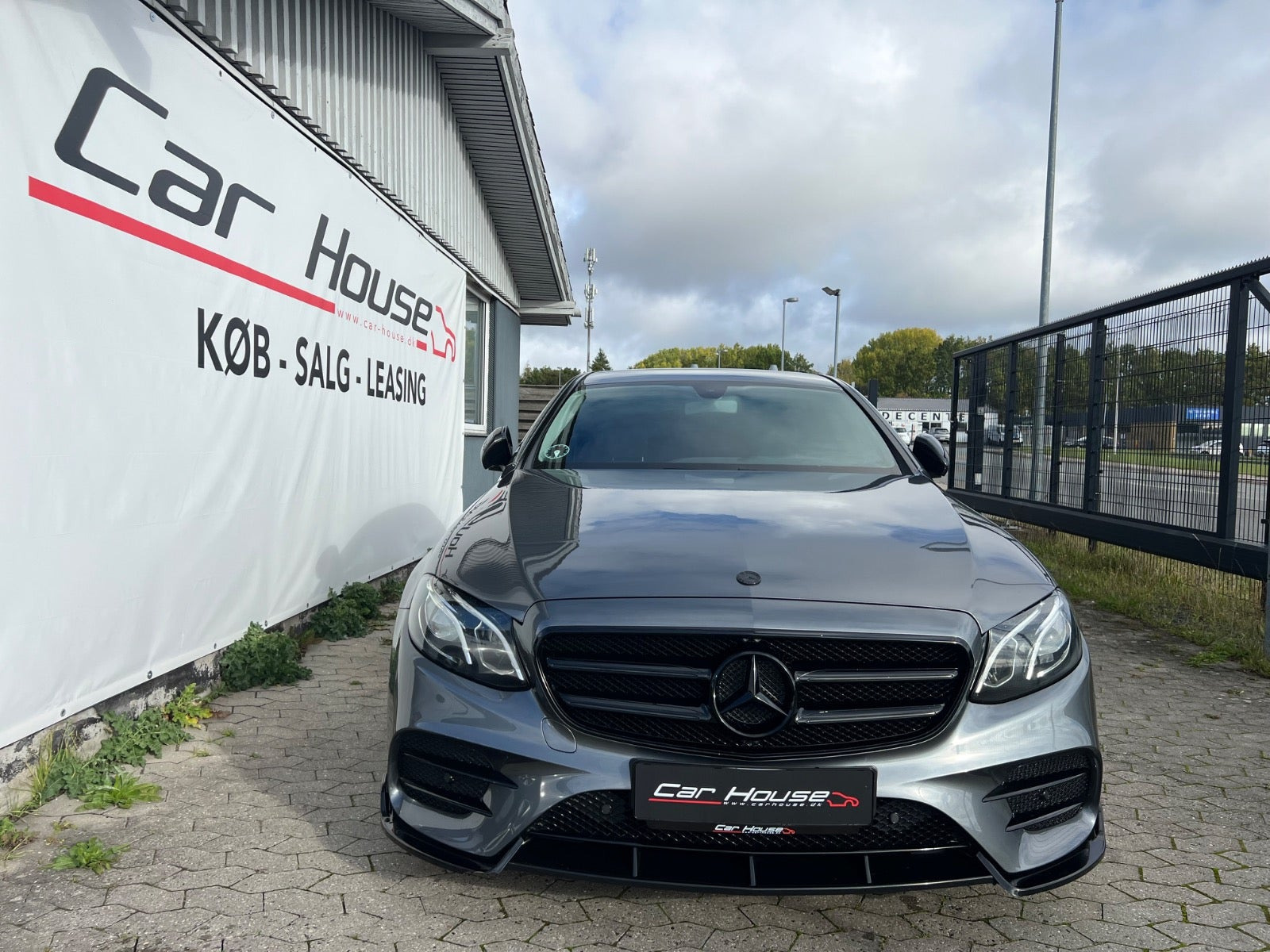 Grå Mercedes E300 d fra 2018