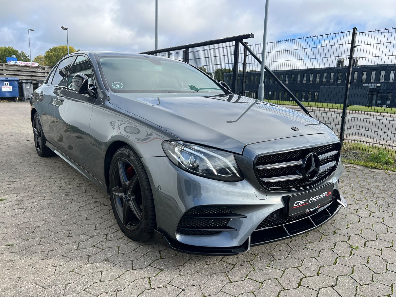 Grå Mercedes E300 d fra 2018