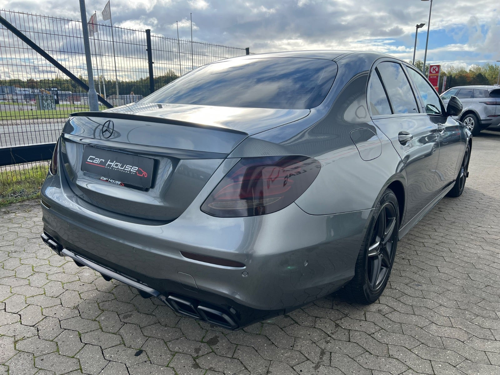 Grå Mercedes E300 d fra 2018