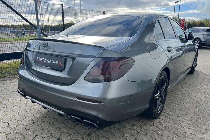 Grå Mercedes E300 d fra 2018