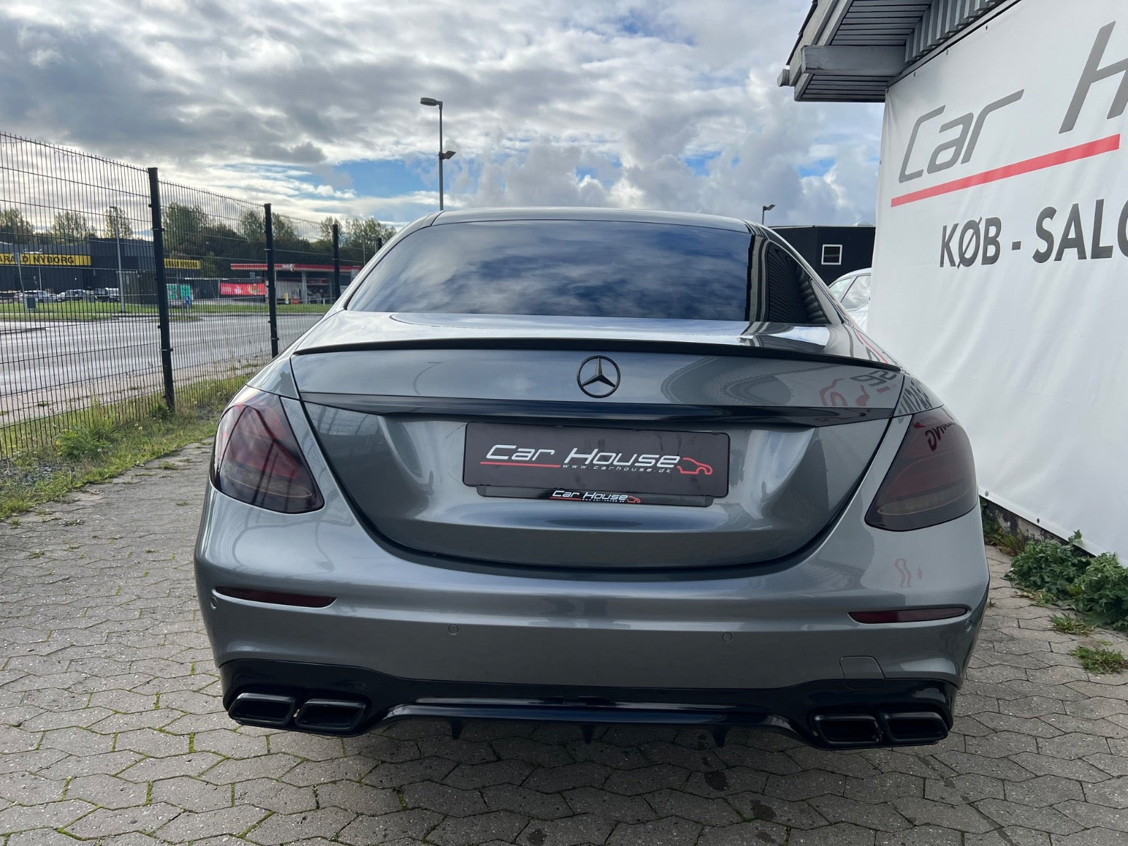 Grå Mercedes E300 d fra 2018