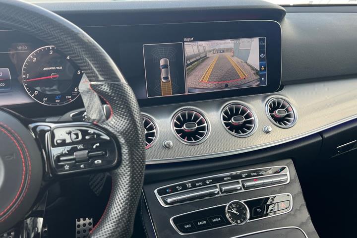 Grå Mercedes E300 d fra 2018