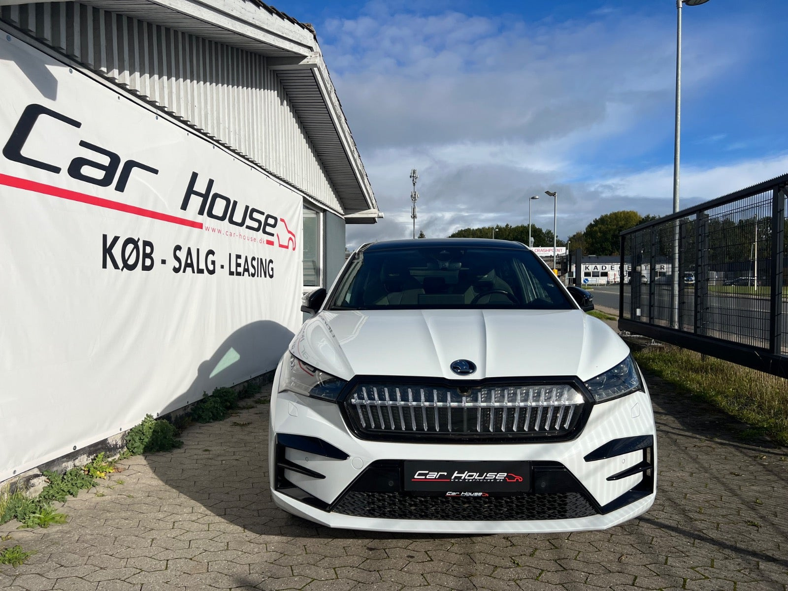 Hvid Skoda Enyaq fra 2023