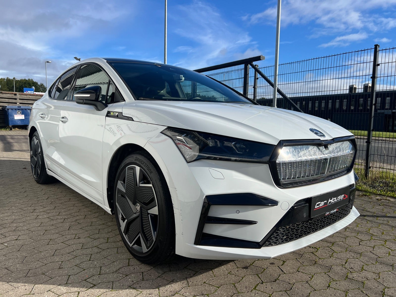 Hvid Skoda Enyaq fra 2023